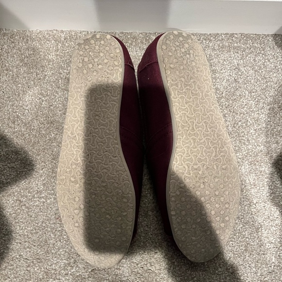 TOMS Purple Shoes - Picture 2 of 4